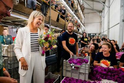 Zorreguieta se lució con un conjunto de pantalón y saco en color blanco y una remera a rayas (Foto: Instagram @koninklijkhuis)