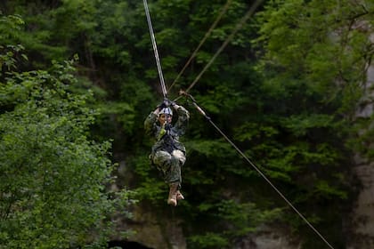 Zorreguieta se puso el traje camuflado y con el casco puesto se lanzó en tirolesa (Foto: Instagram @koninklijkhuis)
