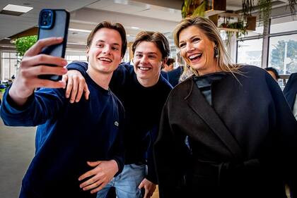 Zorreguieta visitó la escuela secundaria Liceo Coornhert donde participó de charlas sobre finanzas (Foto: Instagram @patrickvkatwijk)