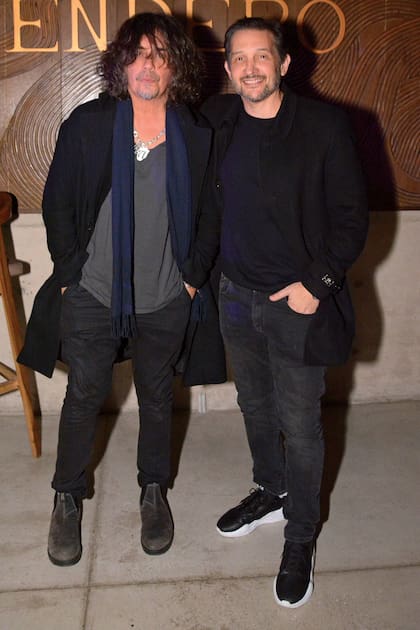 Zorrito Von Quintiero y Germán Paoloski posan juntos al llegar al restaurante