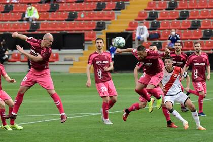 Zozulia (con el 10 en el pantalón) no logra cabecear la pelota. El delantero de Albacete fue eje de una polémica en diciembre, cuando el partido debió suspenderse