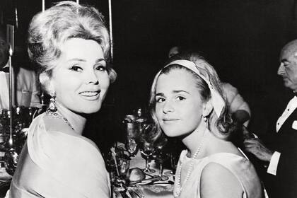 Zsa Zsa y su única hija, Francesca Hilton, juntas en una gala en Hollywood, en julio de 1963.