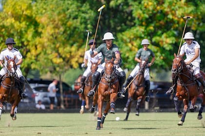 Zubía encabeza un ataque en una soleada tarde en el predio Alfredo Lalor; La Ensenada se sobrepuso con lo justo a los tres goles de ventaja que otorgó a La Matera por la diferencia de handicaps.