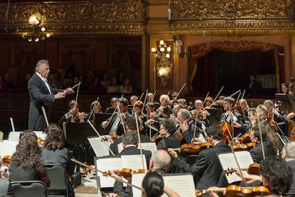 Zubin Mehta en el Teatro Colón junto a la Orquesta Filarmónica de Israel en 2016; visitante habitual de Buenos Aires, en esta ciudad el director dio sus primeros pasos en 1962