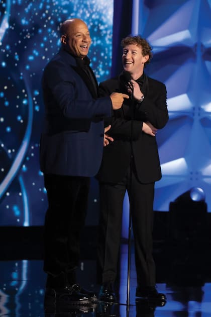 Zuckerberg comparte
un momento de risas
en el escenario con su
amigo Vin Diesel.