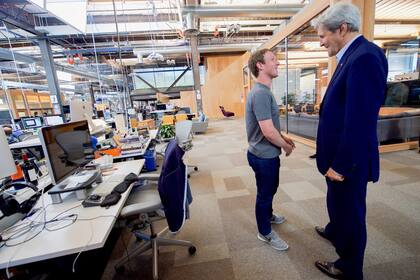 Zuckerberg en las oficinas de Facebook en Menlo Park, California, con el ex secretario de Estado John Kerry. La empresa tiene hoy 2.100 millones de usuarios, y un apabullante 45% de los estadounidenses reciben sus noticias de la página. Pero, según un ex ejecutivo: “Facebook no es una compañía de me