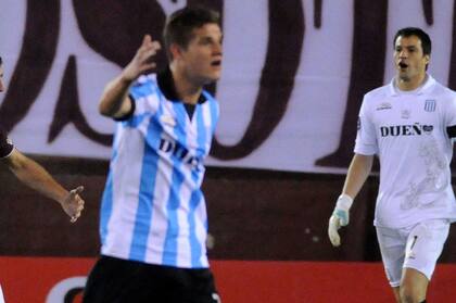 Zuculini fue expulsado en la vuelta de Lanús-Racing en la Copa Sudamericana 2013; le dieron cuatro fechas que se redujeron a dos y, hasya hoy, no cumplió ninguna pese a haber jugado siete partidos de la actual Libertadores