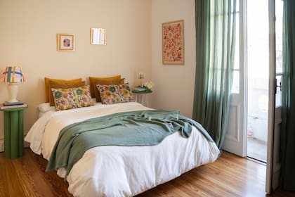 Zule forró la pantalla del velador con una tela estampada de diseño propio