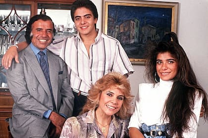 Foto familiar: Carlos Menem, Carlitos Junior, Zulema Yoma y Zulemita