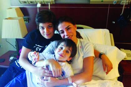 Zulemita en una imagen familiar, tomada en el sanatorio, contenida por el amor de sus dos hijos, Luca y Malek, se recuperó de las tres operaciones.