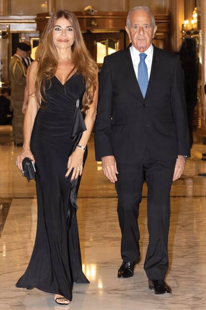 Zulemita Menem (eligió un vestido corte sirena de Ralph Lauren) llegó con su novio, Rodolfo D’Onofrio.