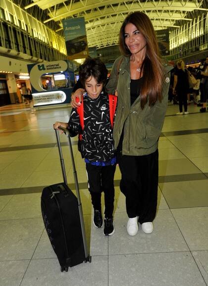  Zulemita Menem junto a su hijo Malek Pocovi, que viaja con la ilusión de ver al seleccionado argentino en acción