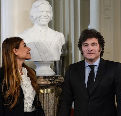 Zulemita y Milei con el busto de Menem