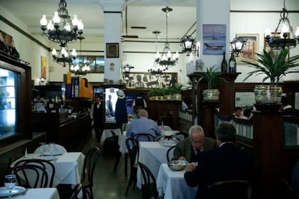 Zum Edelweiss, un local de techos altos que mantiene la misma estética de sus comienzos.