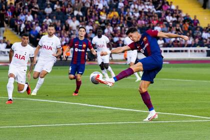 Zurdazo de Robert Lewandowski, estrella de Barcelona, que este domingo debutará en la liga española frente a Getafe.