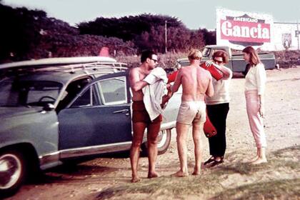 Zurga, de espaldas, después de uno de los primeros campeonatos de surf de los años 70