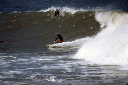 Zurga surfeando en el muelle de Miramar, años 90