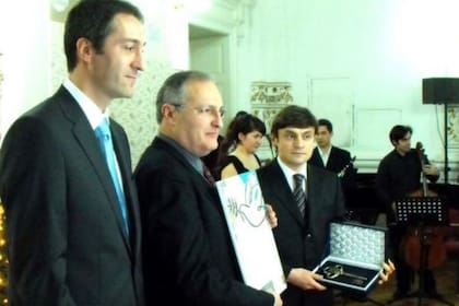 Zuroff fue declarado ciudadano honorario de Novi Sad, Serbia, por sus esfuerzos por juzgar a los responsables de la matanza allí