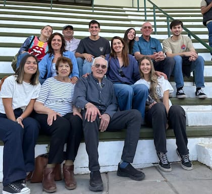 Zuza junto a su familia