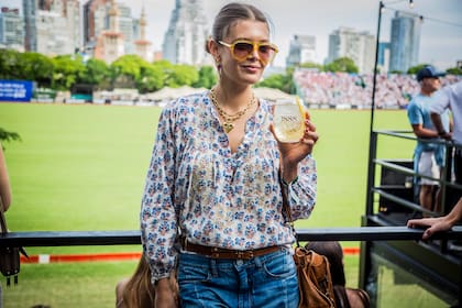 Zuzu Codeu: look muy a tono con el Abierto y "1888 Collins" en mano.