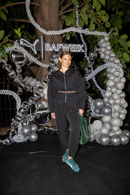 Zuzu Coudeu apostó al negro y al color en las zapatillas.