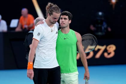 Zverev dejó su enojo de lado al final del partido y saludó con un abrazo a Alcaraz