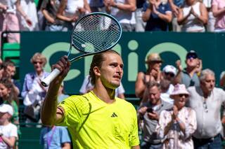 Zverev se siente mal, pero avanza para enfrentar a Medvedev en el Abierto de Halle