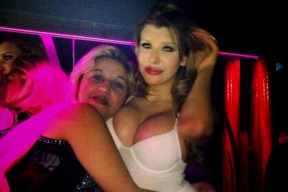 «Las latinas somos mas sexy y divinas!», puso Charlotte como epígrafe para esta foto