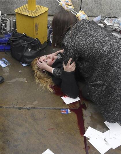 ­Una mujer, todavía consciente, yace en el puente de Westminster tras el ataque terrorista