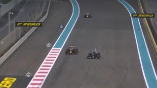 Hamilton sobrepasa a Checo Pérez, que permitió que Verstappen le descuente mucho tiempo al británico
