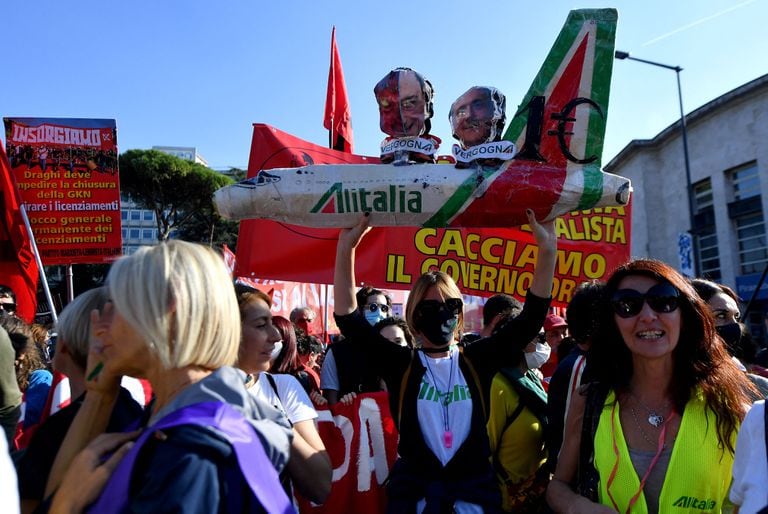 La gente protesta contra la Cumbre del G-20 en el distrito de la Pirámide de Cestio en Roma.