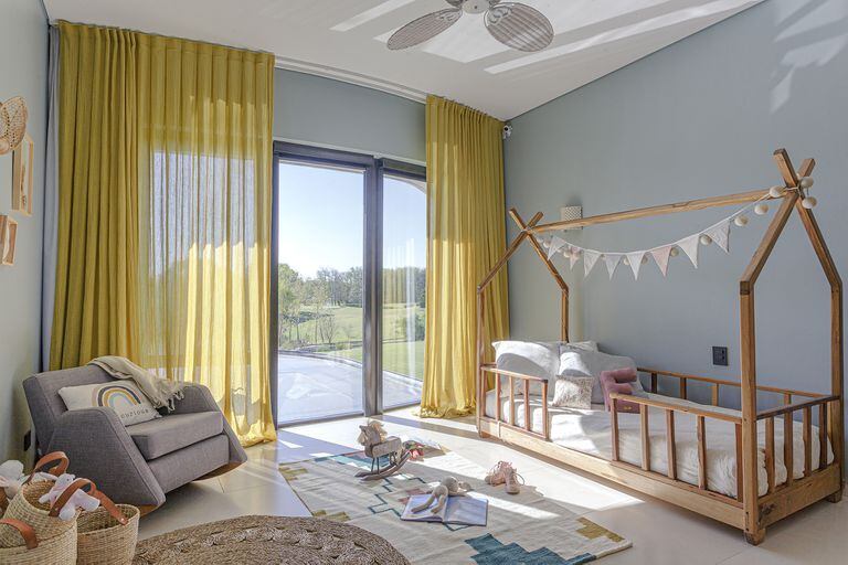 Foto del cuarto de una nena con cortinas diseñadas a medida y cama casita a piso.