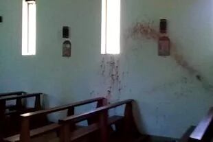 Las paredes de la iglesia manchadas con pintura roja (Gentileza Limite 42)