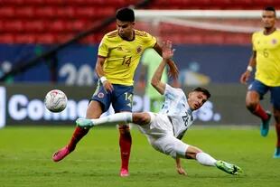 Nahuel Molina y Luis Díaz luchan por la pelota durante el partido que disputan Argentina y Colombia por la Copa América 2021