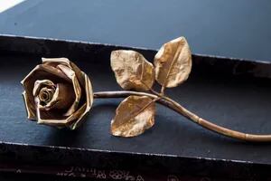 La rosa que hizo Pallarols a base de bronce y balas de la guerra de Malvinas