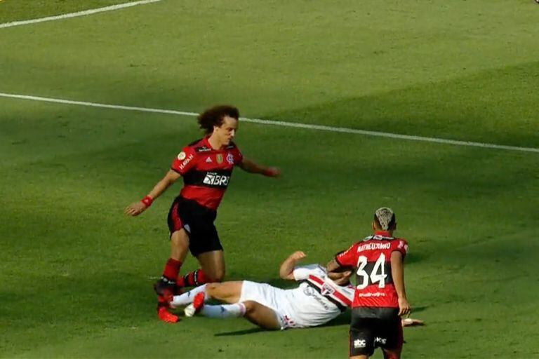 Calleri impacta sobre la tibia de David Luiz