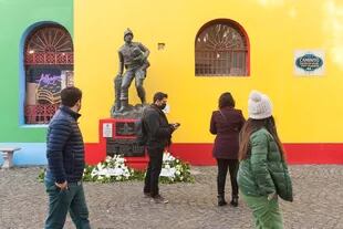 El monumento al Bombero Voluntario, una de las muestras de arte instaladas en Caminito 