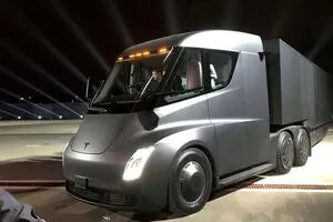 Tesla presentó sus primeros camiones autónomos