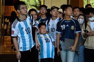 Todos con camisetas argentinas en el hotel que alberga a los futbolistas de la selección