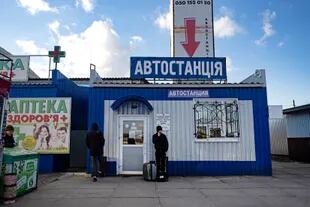 Gleb Yegorov, de 17 años, en la estación de autobuses de Stanytsia Luhanska