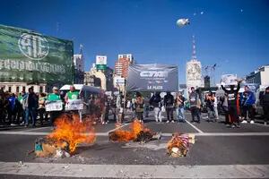 Con críticas al Gobierno, los piqueteros oficialistas cortaron la avenida 9 de Julio y protestaron contra el FMI