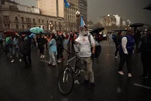 La vigilia del 26A bajo la lluvia, frente al Congreso de la Nación