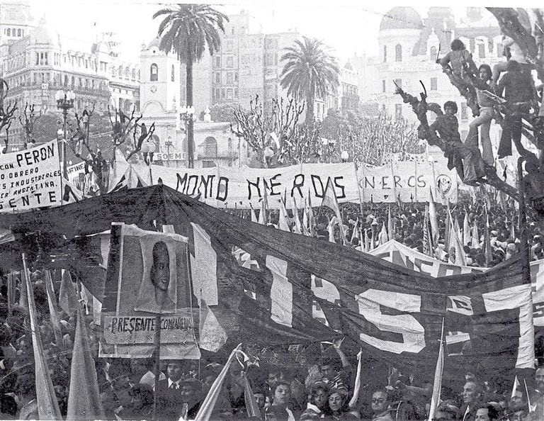 La columna de Montoneros, el 1 de mayo de 1974, el día que Perón los echó de la Plaza de Mayo