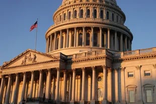 El Capitolio de Estados Unidos se ve el 7 de enero de 2021 en Washington, DC, un día después de que decenas de partidarios del presidente Donald Trump ingresaran por la fuerza