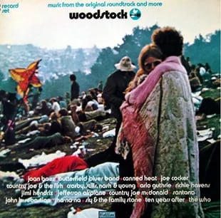 La tapa del disco, con Bobbi Kelly y Nick Ercoline abrazados y cubriéndose en el campo donde se realizó Woodstock