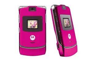 Uno de los aciertos de Motorola con el Razr estuvo en ofrecer versiones en múltiples colores, incluyendo varios tonos de rosa, dorado y turquesa