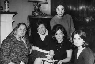 En la pantalla de Canal 7 con Mujeres a la hora del té, acompañada de Nelly Beltrán, Valentina, María Rosa Gallo, y Maria Vaner