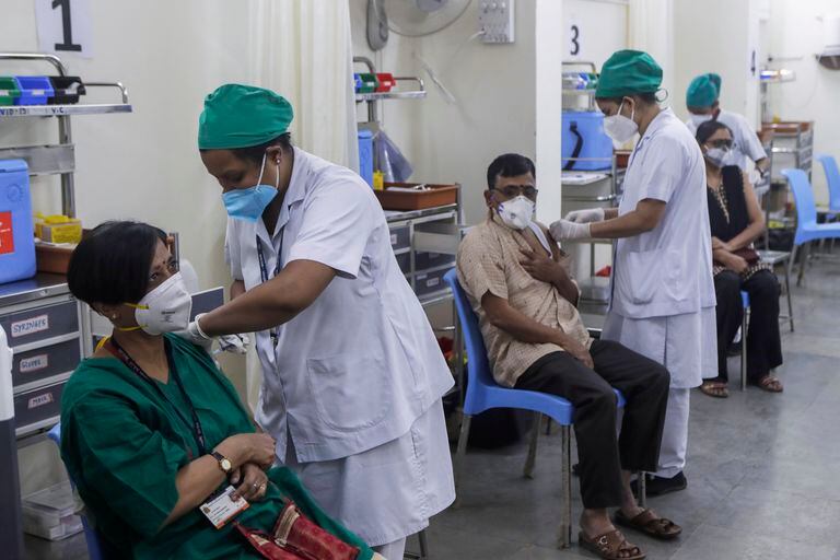 Personal de salud de la India recibe la tercera dosis de la vacuna contra COVID-19 en un centro de vacunación en Mumbai, el lunes 10 de enero de 2022. (AP Foto/Rajanish Kakade)
