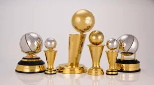 La NBA presentó el trofeo Larry O’Brien ligeramente rediseñado, además de cambios anunciados previamente al trofeo Bill Russell para el Jugador Más Valioso de la final de la NBA y el rediseño de los trofeos para los campeones de conferencia