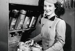 En 1930, Ellen Church fue la primera auxiliar de vuelo. Su primer vuelo fue entre Oakland y Chicago, a bordo de un Boeing 80-A, que duró 20 horas y requirió 13 escalas
